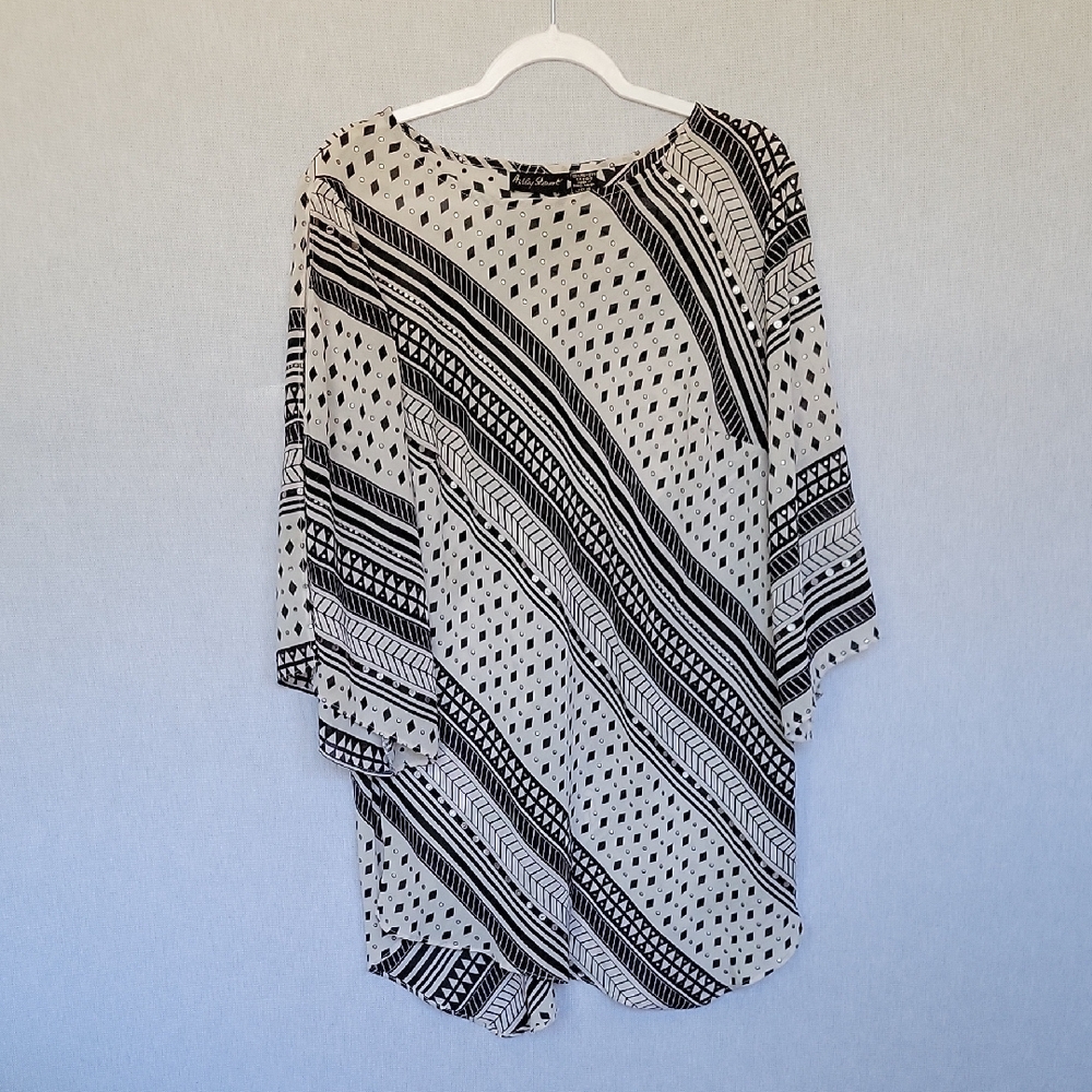 Women's Black and White Patterned Top